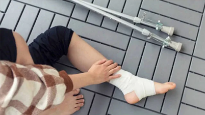 Home Page 8 Physiotherapist - female Physiotherapist treating a young female patient